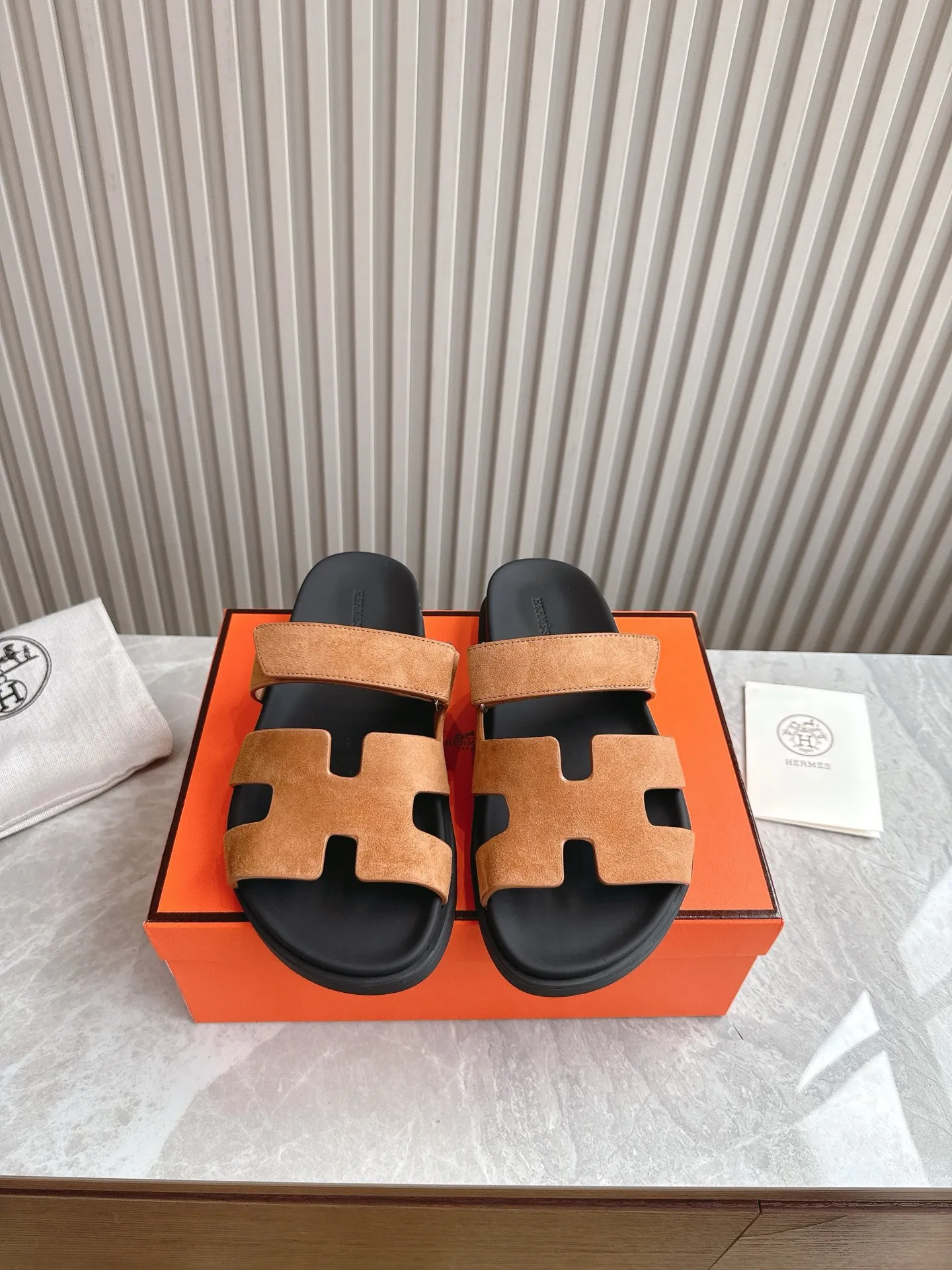 p480🐮🐮Couple model (top version) H family 2024 spring and summer new style HERMES Hermes' recently popular couple model pig nose angle sandals and slippers, paired with various colorful socks, popular. Upper: imported original deerskin (the genuine leather edging is not ordinary super migration). Lining: imported genuine leather. Outsole: Tpu non-slip and wear-resistant outsole. Size: Female 35-42 (40/42 non-returnable and non-exchangeable) Male size: 39-45 (45 non-refundable and non-exchangeable)